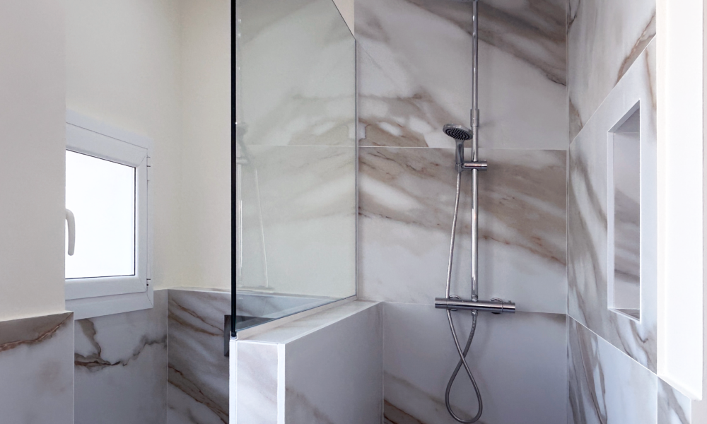 Ducha de uno de los balos en marmot Ducha de uno de los balos en marmot