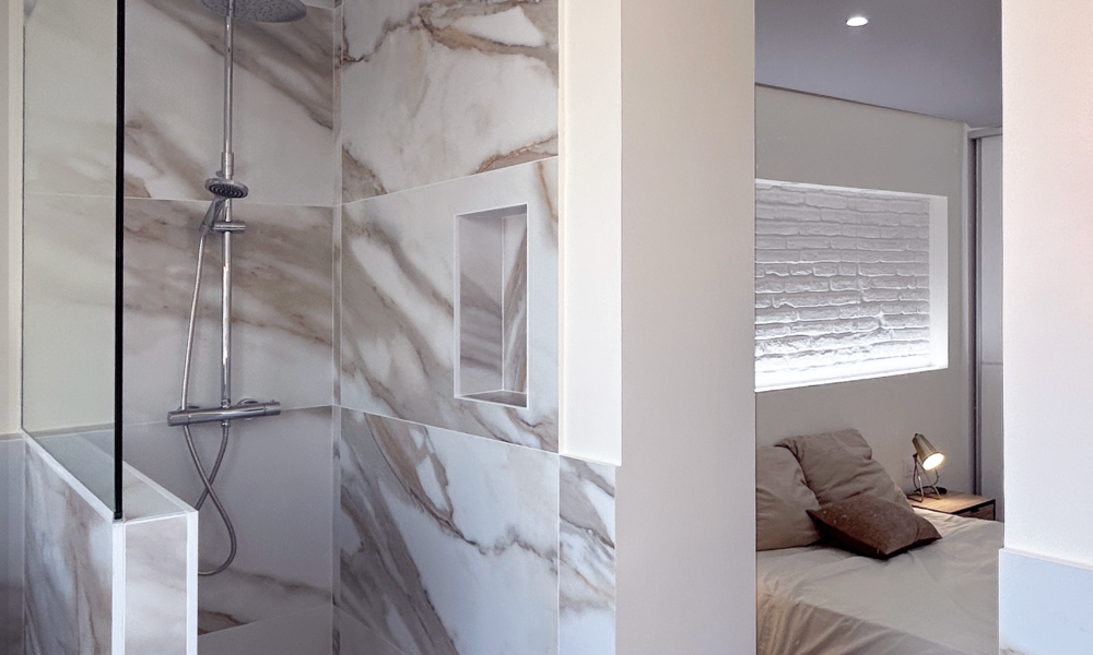 Baño en suite con la ducha de mármol Baño en suite con la ducha de mármol