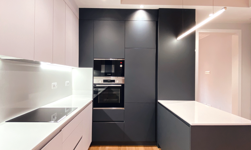 cocina americana Cocina amueblada con mobiliario negro mate.