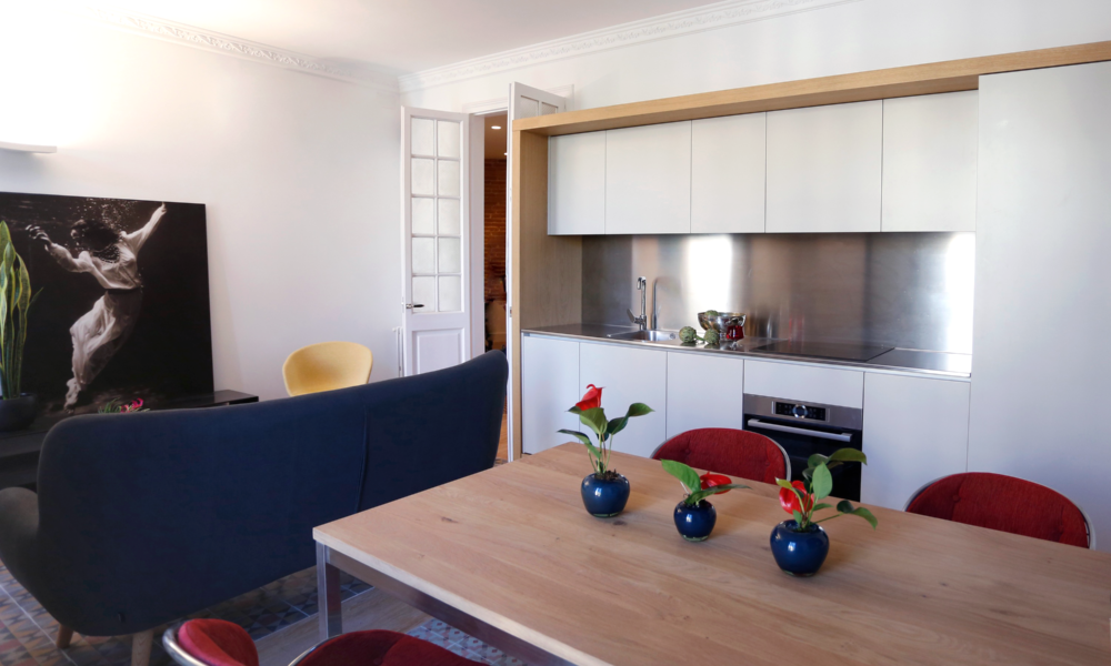 comedor-salon Comedor-salon con mesa de madera y varios centros pequeños con flores.