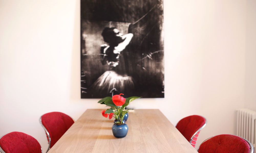 mesa central mesa de comedor con los 3 centros con flores.