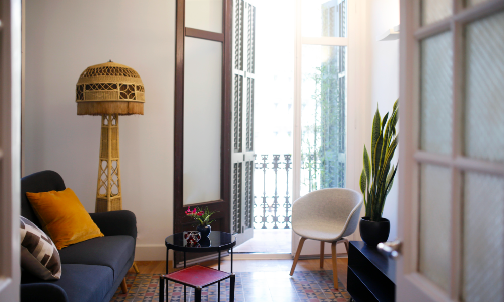comedor con la ventana abierta Salon-comedor con la ventana abierta, una mesita pequeña y bien decorada, muy luminoso.