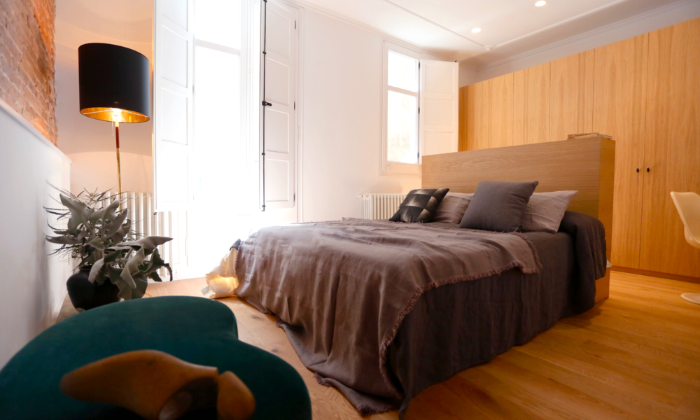 habitación cama matrimonio Habitación de matrimonio con acabados en madera.