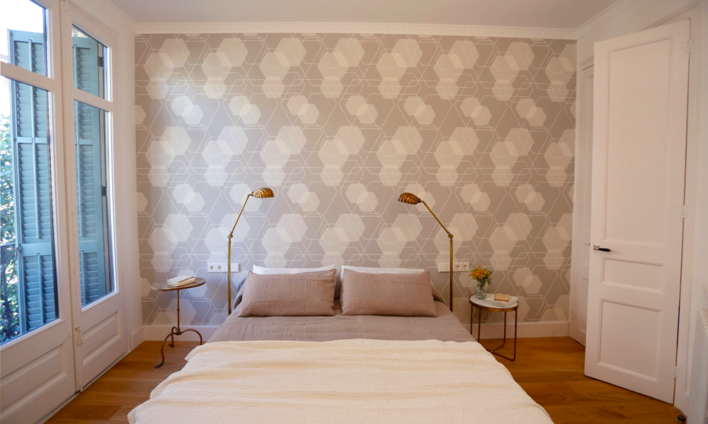 segunda habitación habitación con cama de matrimonio y dos mesitas de noche.