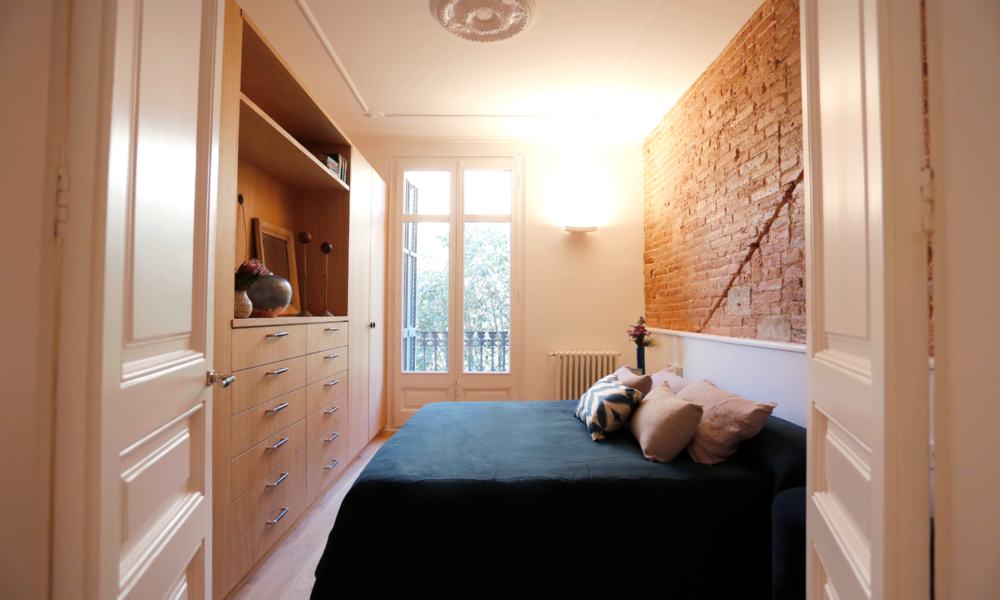 tercera habitación Habitación con cama de matrimonio, armario empotrado y muy luminosa.