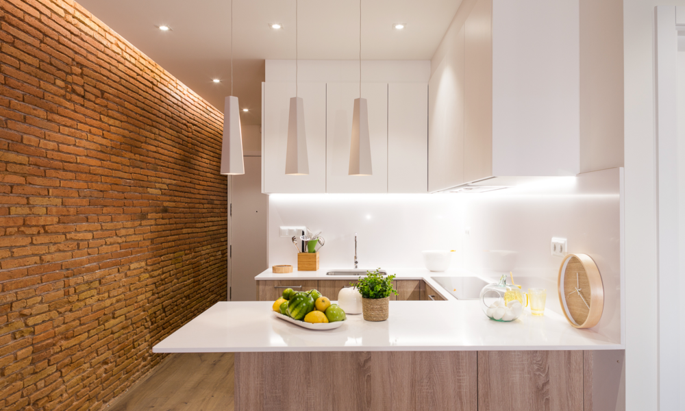 cocina cocina americana bien amueblada.