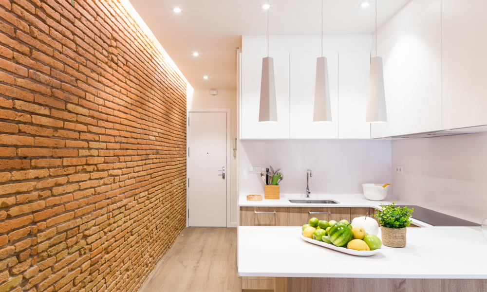 cocina cocina americana bien amueblada.