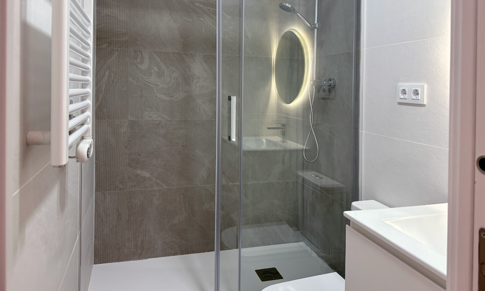 Ducha con luz circular Ducha de uno de los baños