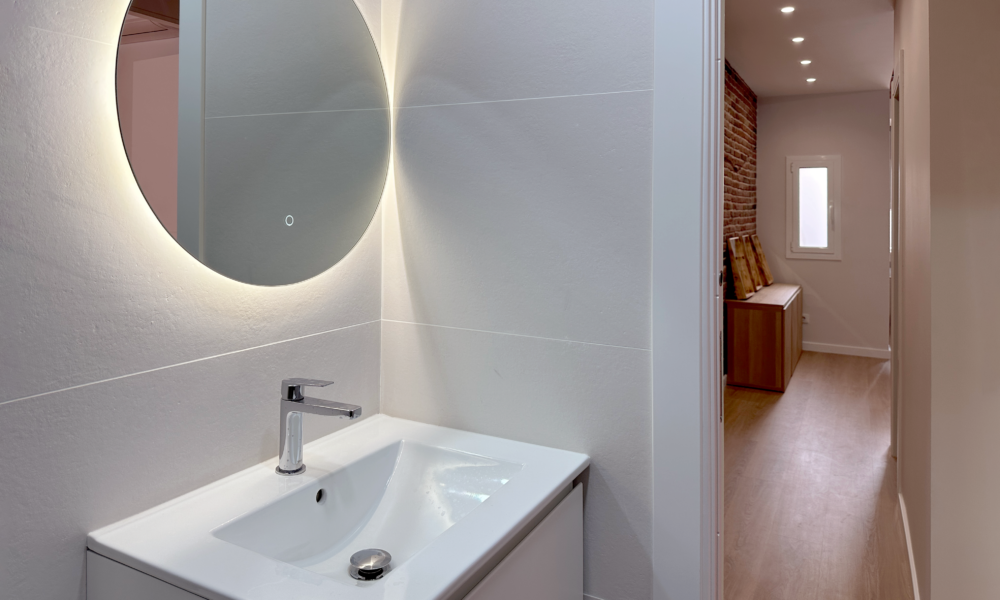 grifería baño Pica de uno de los baños con espejo circular con luz