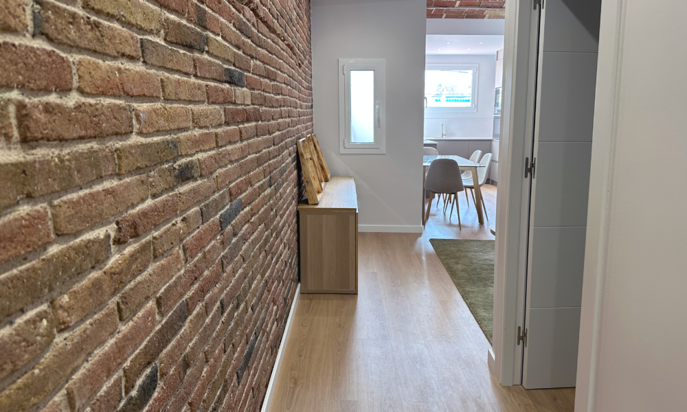 pasillo hacia el comedor Pasillo con pared de ladrillo, viendo de fondo el comedor.