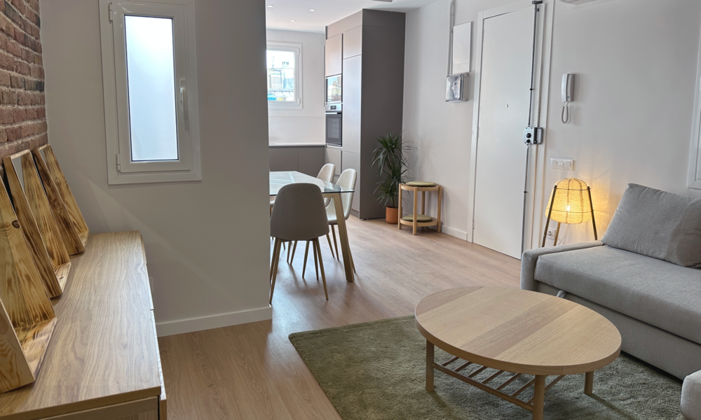 comedor mas cocina Comedor-salon viéndose de fondo parte de la cocina.