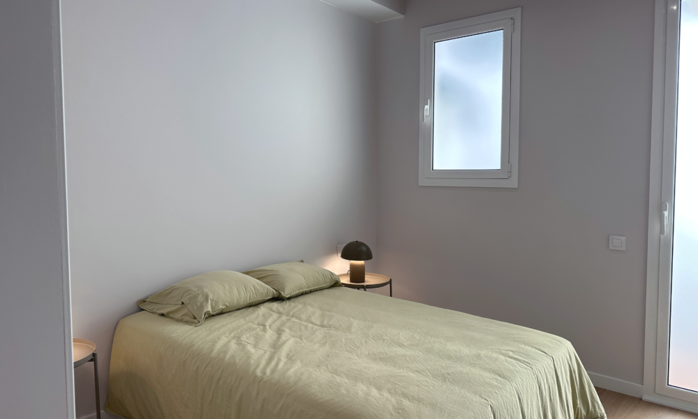 Cama de matrimonio Habitación con cama de matrimonio bien iluminada