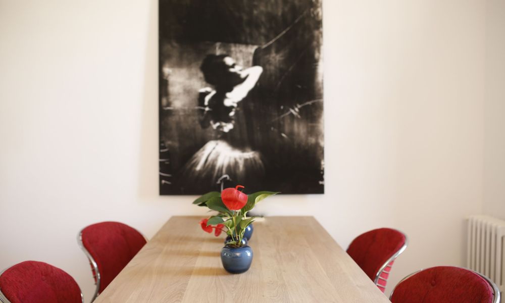 Mesa con centro Mesa con un centro en el piso de la calle balmes con un cuadro en el fondo de la silueta de una mujer.